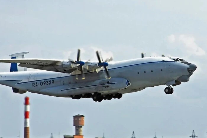 Почав розвалюватися в повітрі: з’явилися кадри аварії військового літака Ан-22 у Росії