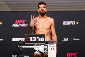 Свій дебютний поєдинок Амосов провів на турнірі UFC on ESPN 73