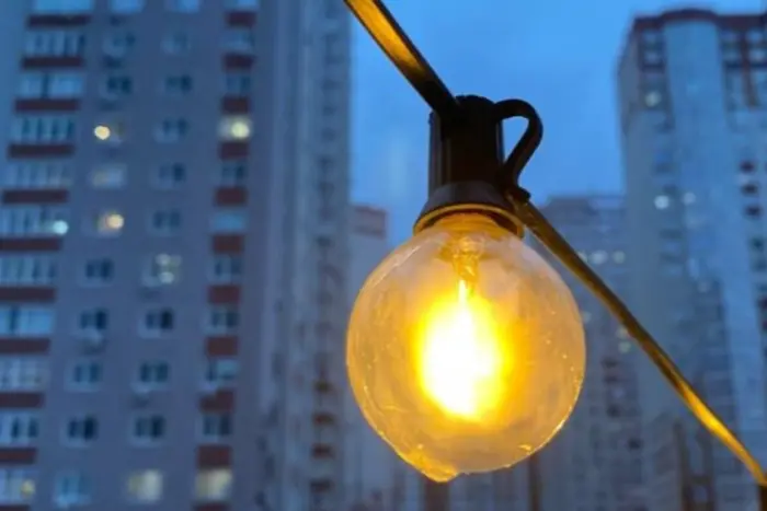 Експерт пояснив, чому графіки відключень світла можуть змінюватися кілька разів на день