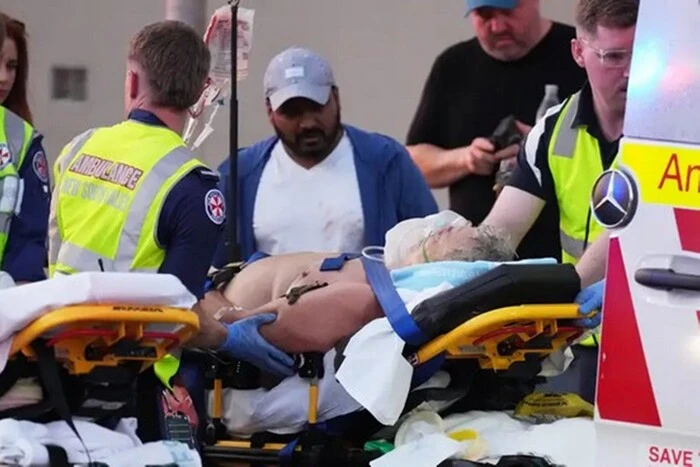 У Австралії випадковий перехожий зумів роззброїти терориста, який розстрілював людей на пляжі