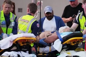 В Австралії випадковий перехожий зумів роззброїти терориста, який розстрілював людей на пляжі