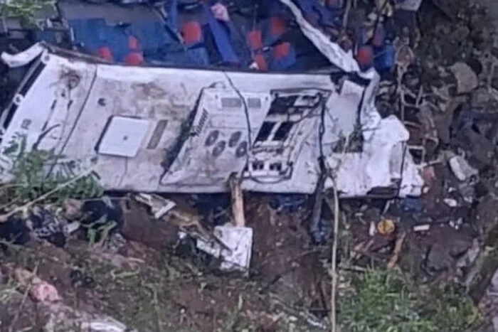 Шкільний автобус з учнями впав зі скелі в Колумбії: щонайменше 16 загиблих