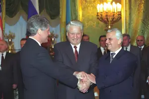На той час президент США Білл Клінтон (зліва направо), президент Росії Борис Єльцин і президент України Леонід Кравчук потискають один одному руки в Москві, 14 січня 1994 року