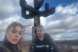 Тіна Кароль і Сергій Жадан біля Ханукії у Дрогобицькому яру