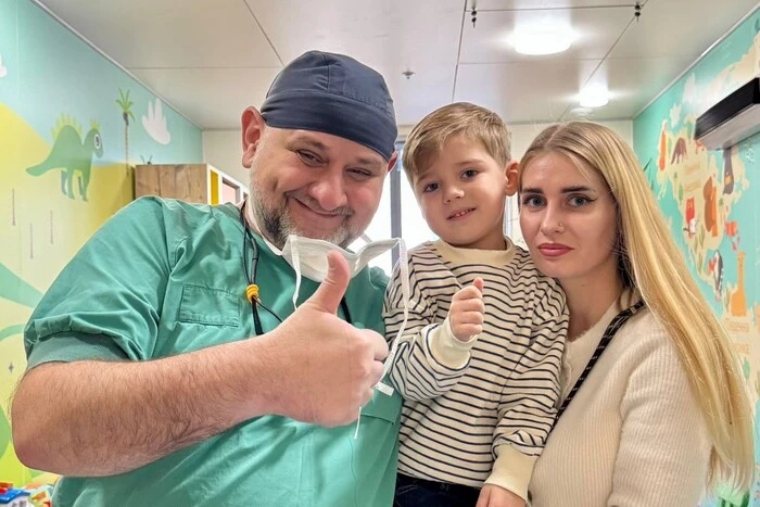 Столичні медики врятували трирічного хлопчика, на якого в магазині впала полиця