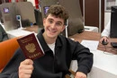 Блогер з Кривого Рогу отримав російське громадянство та похвалився новим паспортом (фото)