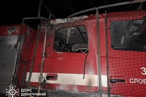 Російські загарбники пошкодили автомобіль працівників ДСНС