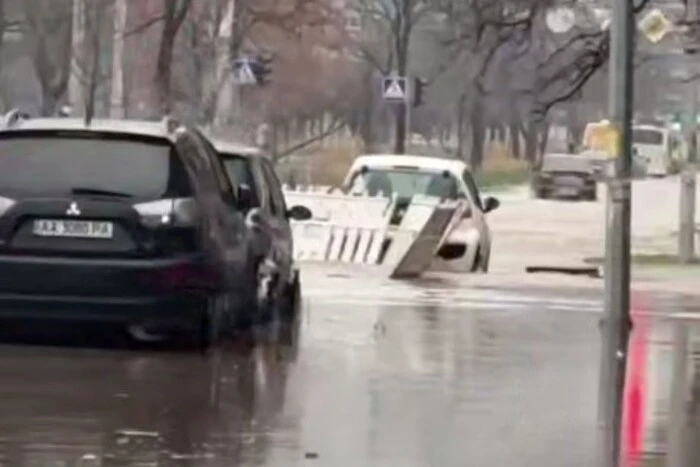 У Дніпровському районі прорив водопроводу: рух транспорту обмежено