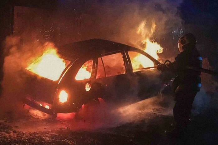 У Рокитнянській громаді згоріло авто: рятувальники виявили тіло людини