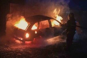 Під час ліквідації пожежі в автівці було виявлено особу без ознак життя