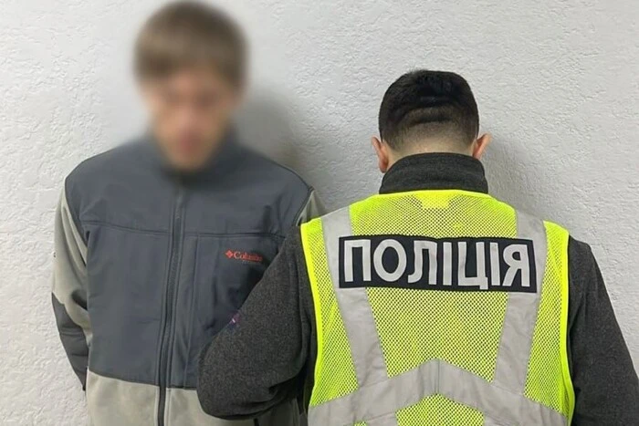 У Києві чоловік під час застілля задушив знайомого  кайданками