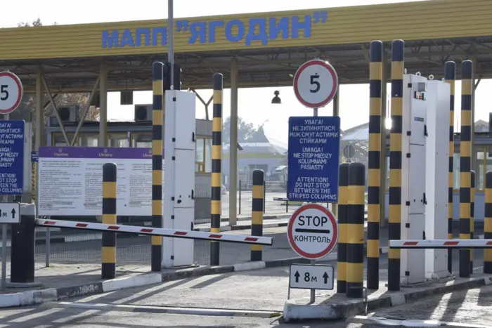 Прикордонники попередили про можливі затримки на кордоні з Польщею: причина