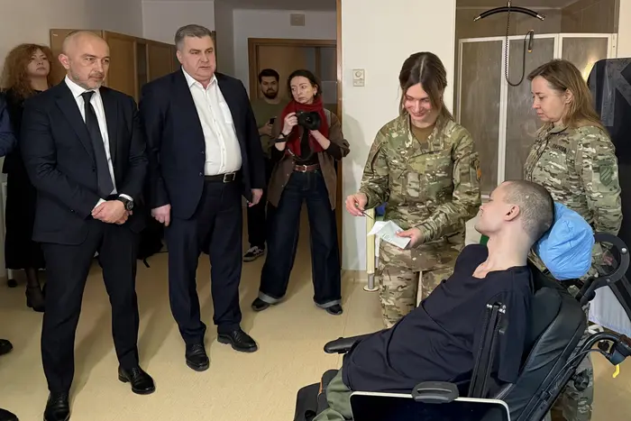 Голова Нацбанку після скандалу особисто передав картку ветеранові в лікарні