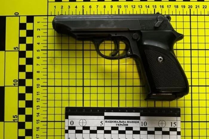 На Київщині чоловік знайшов пістолет у лісі та офіційно оформив його на себе