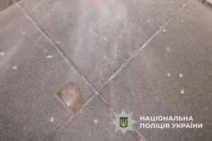 За попередніми даними, вибух стався під сходами, внаслідок події ніхто не постраждав