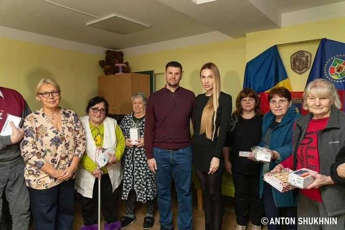 Благодійник та засновник бренду Domino Антон Шухнін передав пенсіонерам-переселенцям смартфони