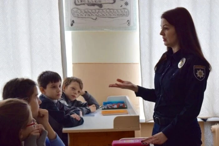 Поліція Києва розпочала перевірку через відео з побиттям дівчинки в одній зі шкіл