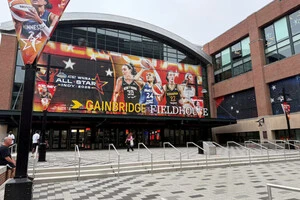 Одні з найсильніших гравчиням в історії жіночого баскетболу, Бріанна Стюарт та Келсі Плам, активно виступають за рівність в оплаті у спорті