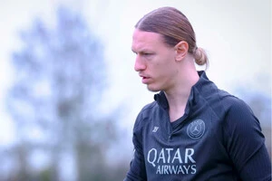 Однією з умов переходу Іллі Забарного до паризького клубу був продаж Матвія Сафонова, але цього не трапилося через кризу з воротарями