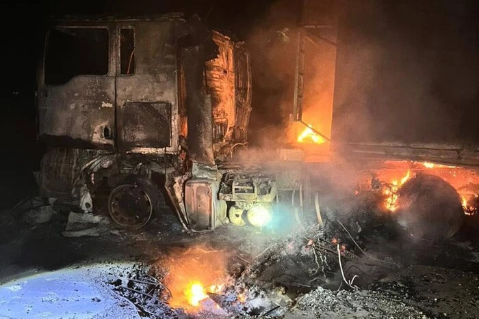 Ворог другий день поспіль атакує портову інфраструктуру Одещини: є влучання в резервуари