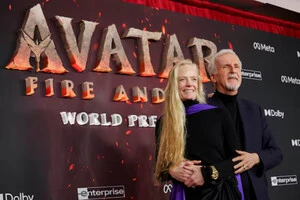 Режисер Джеймс Кемерон та його дружина Сьюзі Аміс Кемерон відвідали прем'єру фільму «Аватар: Вогонь і попіл» у Лос-Анджелесі