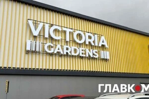 ТРЦ «Караван Outlet», відкритий у 2003 році та оновлений у 2019 році, є першим професійним ТРЦ Києва