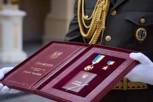 Звання Герой України – найвищий ступінь відзнаки в країні, що надається громадянам за здійснення визначного геройського вчинку або видатного трудового досягнення