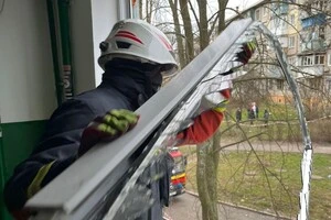 Демонтаж аварійних вікон у пошкоджених будинках