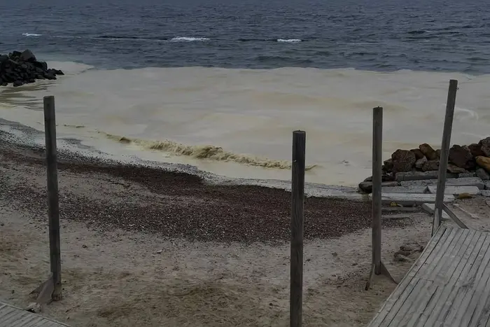 Унаслідок масованих атак по Одещині стався витік олії у Чорне море (фото)