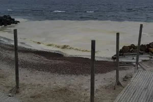 Узбережжя огороджене, залучено додаткові насоси та помпи