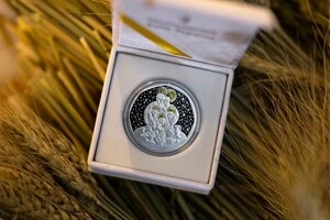 На реверсі зображена свята вечеря української сім’ї