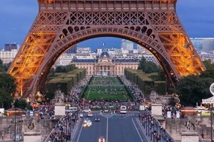 У Парижі сталося зухвале пограбування кур'єрів ювелірних виробів, внаслідок якого зник сапфір вартістю 150 тис. євро