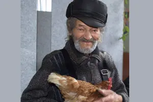 89-річний дідусь евакуювався з Донеччини разом із куркою