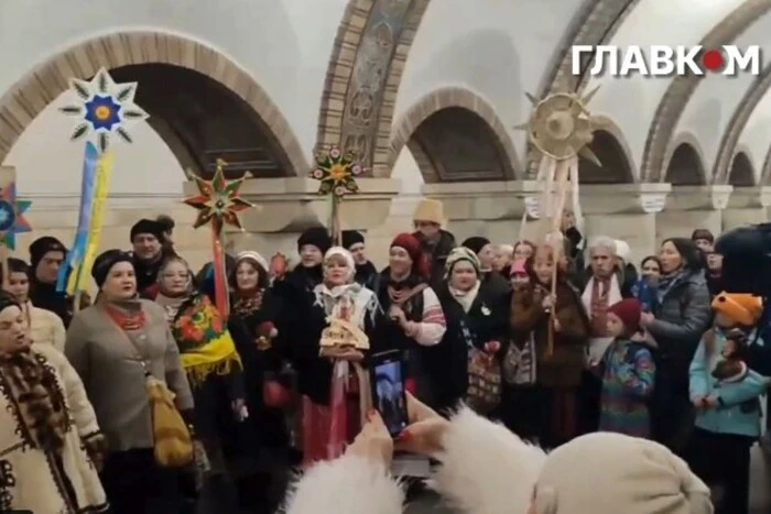 У метро колядники вітали пасажирів і дарували дітям символ Різдва (відео)