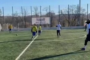 У жовтій формі українські полонені