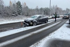 Слизькі дороги стали причиною сотень ДТП по всій країні