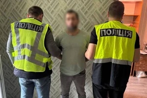 Погрожуючи гранатою зловмисники змусили перехожого перерахувати гроші на їх картку