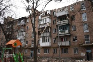 Пошкоджений будинок внаслідок російської атаки у ніч на 27 грудня