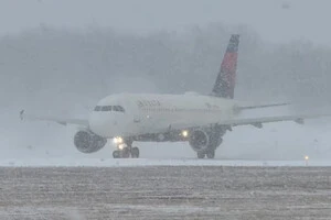 Сніговий колапс у США: введено надзвичайний стан, скасовано тисячі рейсів