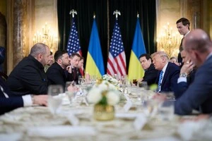 Зустріч Трампа та Зеленського, вибухи у РФ: головне за ніч 