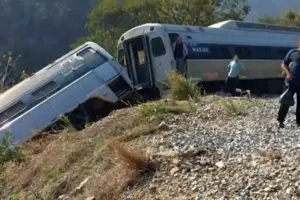 Унаслідок аварії загинули щонайменше 13 осіб, близько 98 отримали поранення