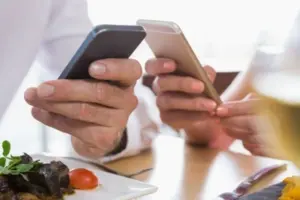 Телефон за обіднім столом безпечніший для фігури, ніж телевізор