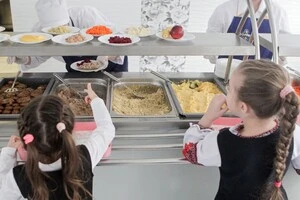 Із вересня наступного року школярі отримуватимуть безкоштовне харчування по всій країні