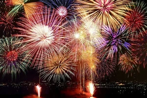 У період новорічних та різдвяних свят традиційно зростає попит на феєрверки, петарди та інші піротехнічні засоби. Водночас в Україні діють суворі обмеження щодо їхнього обігу та використання