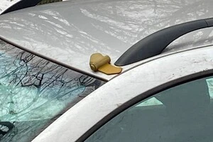 Киянин роздрукував на 3D-принтері муляж протипіхотної міни ПФМ 1, більш відомої під назвою «Пелюстка», та прикріпив його на даху свого транспортного засобу