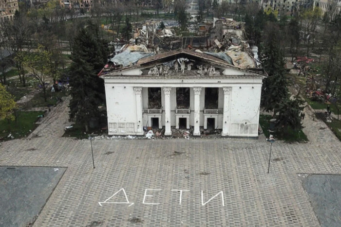 Росія влаштувала «танці на кістках» у драмтеатрі Маріуполя. Реакція МЗС