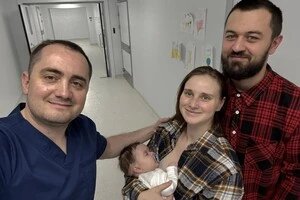 Лікарі провели складну операцію немовляті з видалення пухлини в мозку