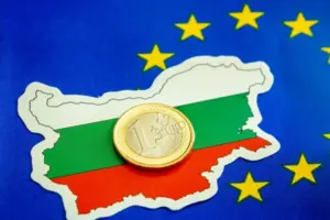 З 1 лютого 2026 року в країні можна буде розраховуватися лише у євро