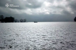 Троє людей застрягли на човні серед криги приблизно за 200 метрів від берега