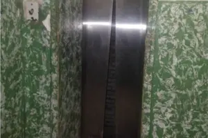 За інформацією ДСНС та поліції, у ліфті перебували троє пʼяних хлопців